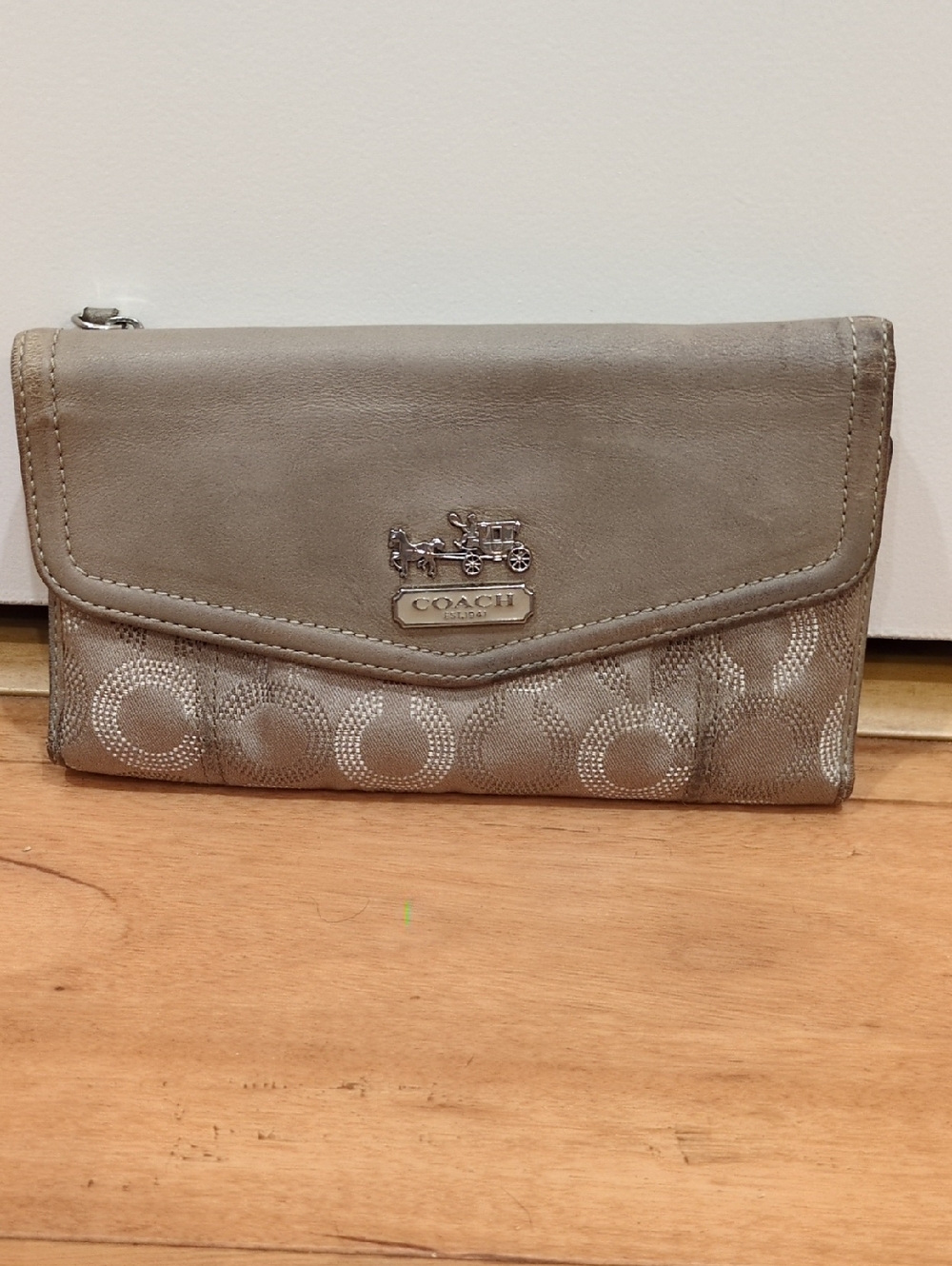 Coach Madison Dotted Op Art Signature Wallet In Taupe/Tan CALLOUTS